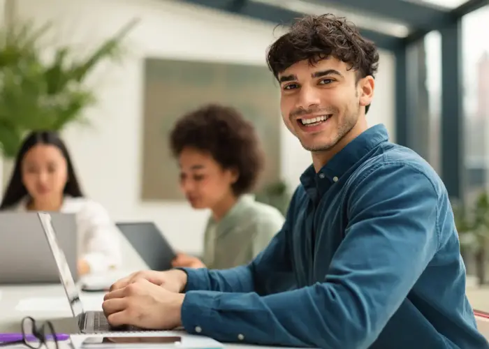Student sitzt im Büro